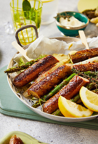 Gegrillter Bratwurst-Spargelspieß mit endori veganer Bratwurst Gegrillter Bratwurst-Spargelspieß mit endori veganer Bratwurst