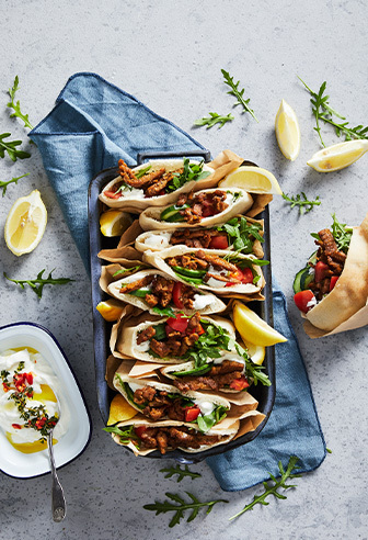 knackig gefülltes Pitabrot mit endori veganem Kebab knackig gefülltes Pitabrot mit endori veganem Kebab