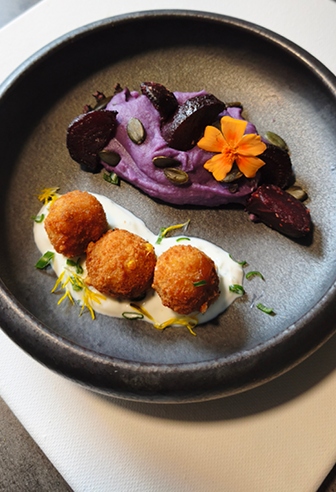 Crispy Gemüse Balls an Ube-Püree Crispy Gemüse Balls an Ube-Püree