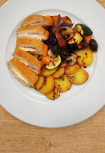 Mühlen Cordon Bleu mit mediterranem Ofengemüse und Bratkartoffeln