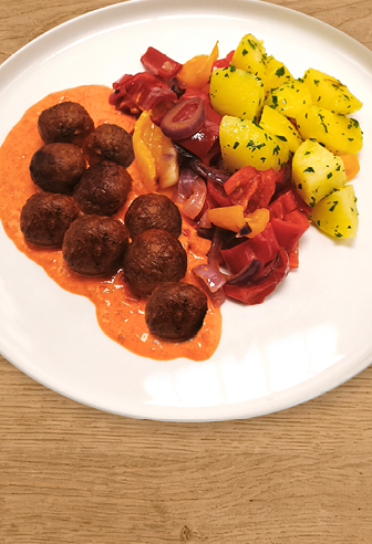 Deftige Klöpse an Ajvar-Rahmsauce mit Petersilienkartoffeln